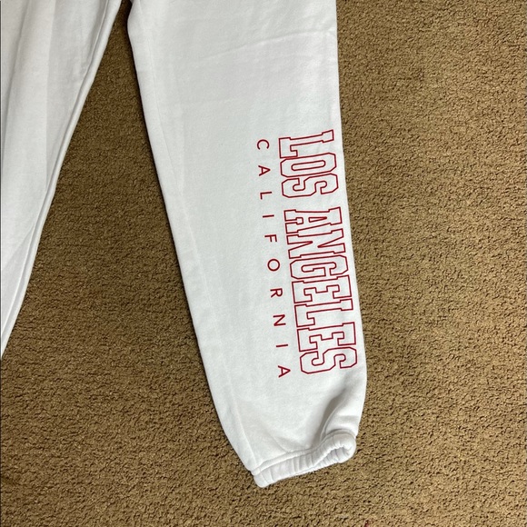 White sweatpants with pockets NWT!! - Picture 4 of 8